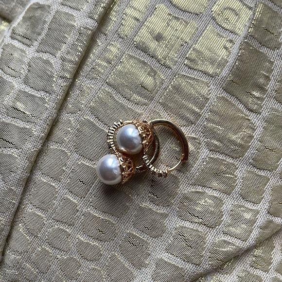 Huggies pearls gold tone and swarovski crystal earrings. - Picture 5 of 6